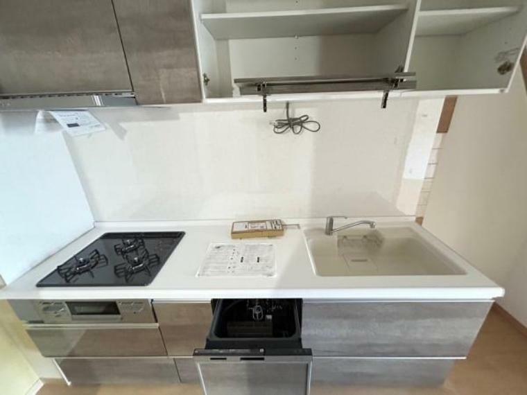 キッチン 吊戸棚付のキッチンは使用頻度の少ない調理器具などを収納するのに便利。整理整頓されたキッチンで毎日のお料理も快適にできそうですね（写真はリフォーム前のものとなります）。