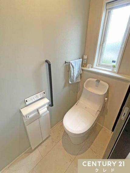 トイレ 1、2階の各階にウォシュレット機能付きトイレを設置。 朝の忙しい時間帯は待たずに使用することができ、万が一の故障やトラブル時でも慌てずにすみます。