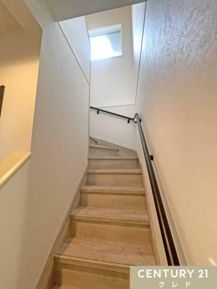 専用部・室内写真 お手元に手すりが付いているので、転倒・転落の防止はもちろん、階段の昇り降りもしやすくなり、家族みんなが安全に使えます。