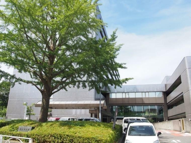役所 所沢市役所 西武新宿線航空公園駅から徒歩3分で行けます。元々市内中心部に有りましたが、移転しました。様々な施設もあり便利な環境です。