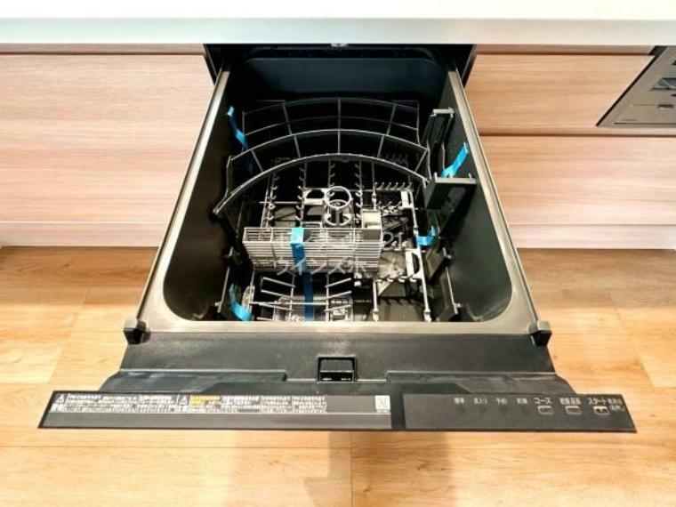 キッチン 洗い物作業の救世主となる便利な食洗機付き！雑菌が発生しやすいスポンジの使用が減るので衛生的。 洗剤を使う頻度が少なくなるので手荒れの軽減にもなりますね！