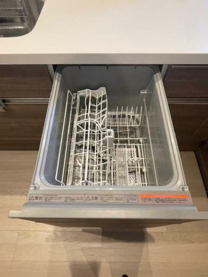 キッチン 深型の食洗機付きなので家族全員分の食器が洗えます　共働き世帯や忙しい奥様の家事の手助けをしてくれる食洗機はとても便利です