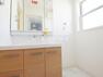 洗面化粧台 B号棟　洗面室　【練馬区石神井台7丁目】自然光を取り入れるように設計された洗面室。朝の支度時に日光を浴びることができます。