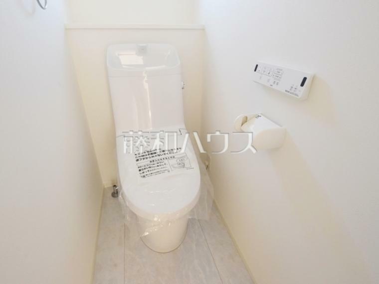 トイレ B号棟　トイレ　【練馬区石神井台7丁目】清潔な空間を保ちたいトイレはオフホワイトでまとめました。毎日使う場所だからこそお手入れも楽々にできる機能が搭載されております。