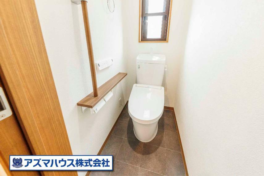 トイレ 窓から光が入り、明るく爽やかな雰囲気のトイレ！各階にトイレがあるので、朝の慌ただしい時間も安心です。