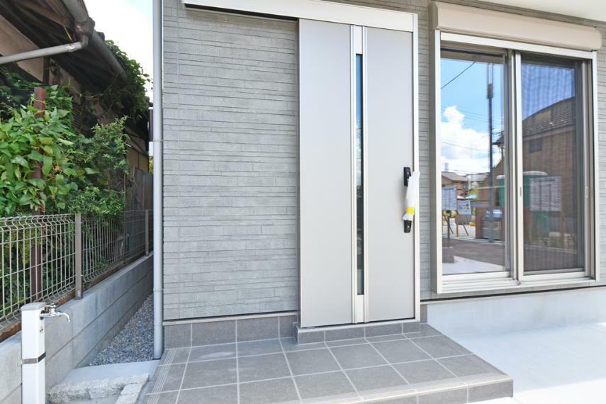 過去の当社施工例（家の顔となる玄関ドアはエッジの効いた現代風デザイン。高級感と断熱性、防犯性に優れた玄関ドア採用）