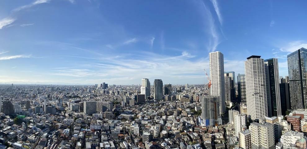 居間・リビング 高層階ならではの開放感ある景色！西新宿のビル群や遠くまで空が見渡せる見晴らしの良い眺望が広がっています。