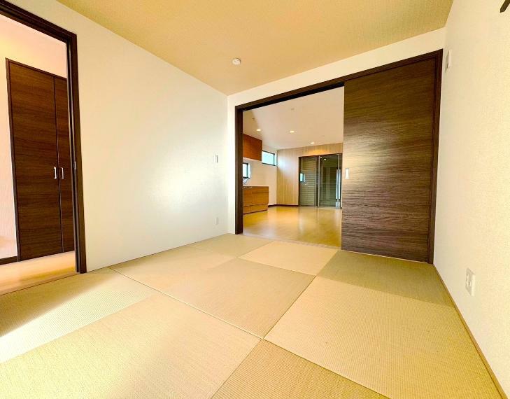 リビング脇の和室5.7帖。お洒落な琉球畳を採用しています。北のほうですが窓もありそこから差し込む光がお部屋全体を明るく照らしてくれます。