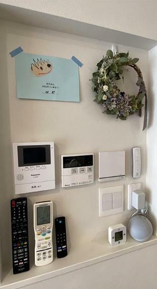玄関モニター・給湯コントロールパネル・照明スイッチ・コンセントなどを1か所にまとめることも可能です（画像の仕様は一部有償）