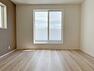 同仕様写真（内観） 【施工例】バルコニーに面した明るい洋室。全居室収納つきなのでお部屋を広くお使いいただけます。