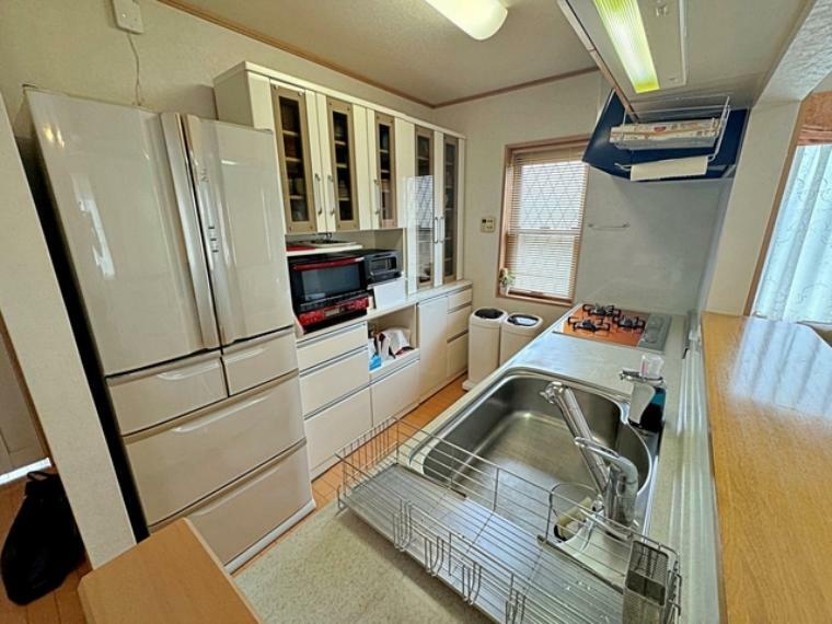 キッチン キッチン裏は冷蔵庫や食器棚を置くのに十分なスペースがあります。