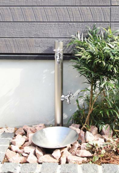 庭 外水栓  エクステリアの一部となる外水道は建物にも馴染むモダンデザイン。植栽の水やりにも重宝します。