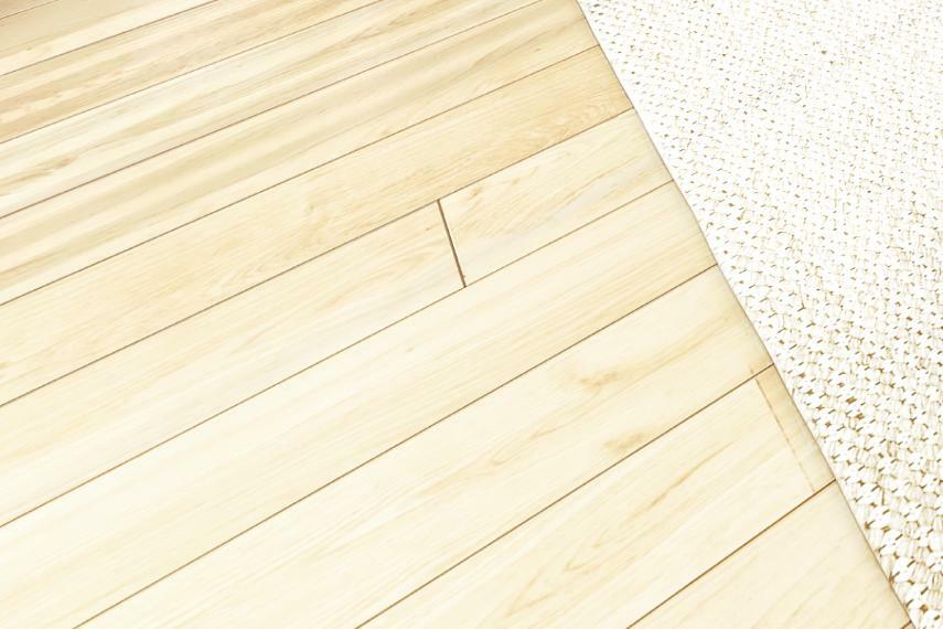 居間・リビング 【抗菌・抗ウイルスのフロア】  抗菌・抗ウイルス加工を施し、表面に付着した特定のウイルスを抑制する床材です。住まいの床を衛生的に保ち、より安心な生活空間を実現します。