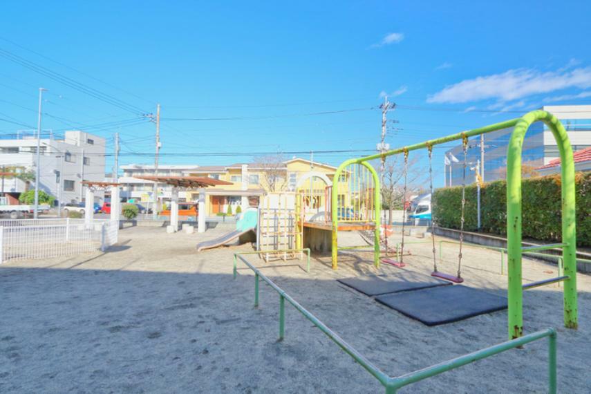 公園 南町2丁目公園  ブランコ・すべり台・ジャングルジムなどの遊具で遊ぶことができる公園。砂場は防護用のフェンスで囲われているので、衛生的です。手洗い・水飲み場も設置されています。（現地より徒歩4分）
