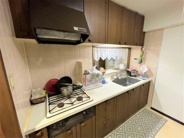 キッチン約3.5帖　対面式キッチンには豊富な収納と作業スペースがございます。