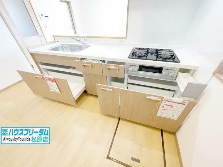 キッチン キッチン 収納豊富で調理器具や調味料も出し入れしやすいです。