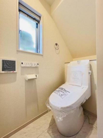 トイレ 階段下の有効スペースにトイレを配置することで、スッキリした間取り設計となっております。