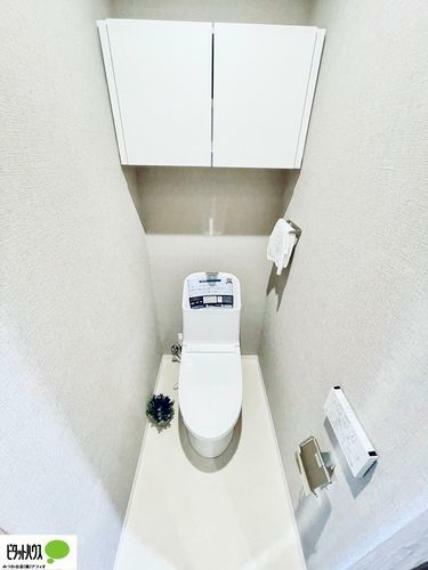清潔感のある真っ白なトイレ