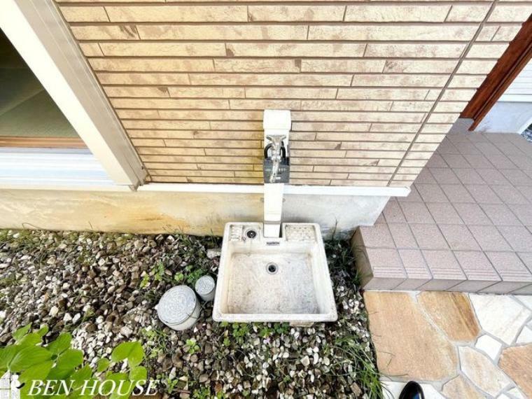 玄関 外水栓・アウトドアグッズお手入れやお車の洗車に便利な外水栓が玄関横にございます。