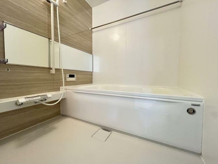 浴室 1日の疲れを癒すバスルームには給湯器リモコンの設置あり！追い炊きが簡単なので、いつでも楽に入浴できます。