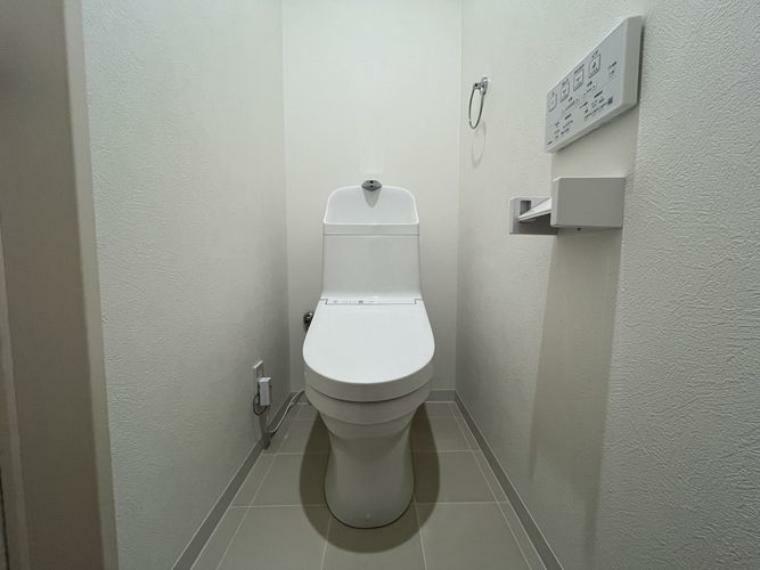 トイレ 白を基調とした、清潔感のあるシンプルなデザインのトイレです。各階に完備しているので忙しい朝も安心ですね！