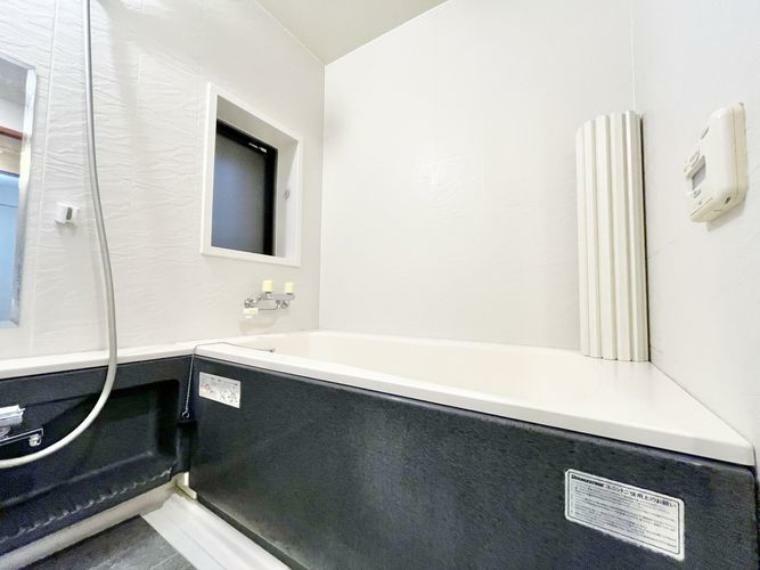浴室 【浴室】バルコニー浴室には窓付き。湿気を逃がしやすいため、浴室を清潔に保ちやすく、お掃除もしやすいですね。