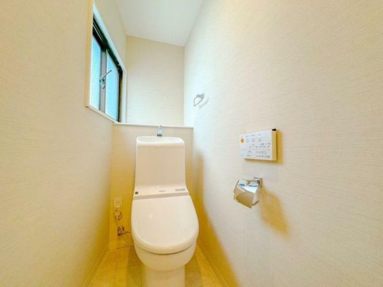 トイレ トイレは清潔感があります。温水洗浄便座付きでリモコン操作が容易です。