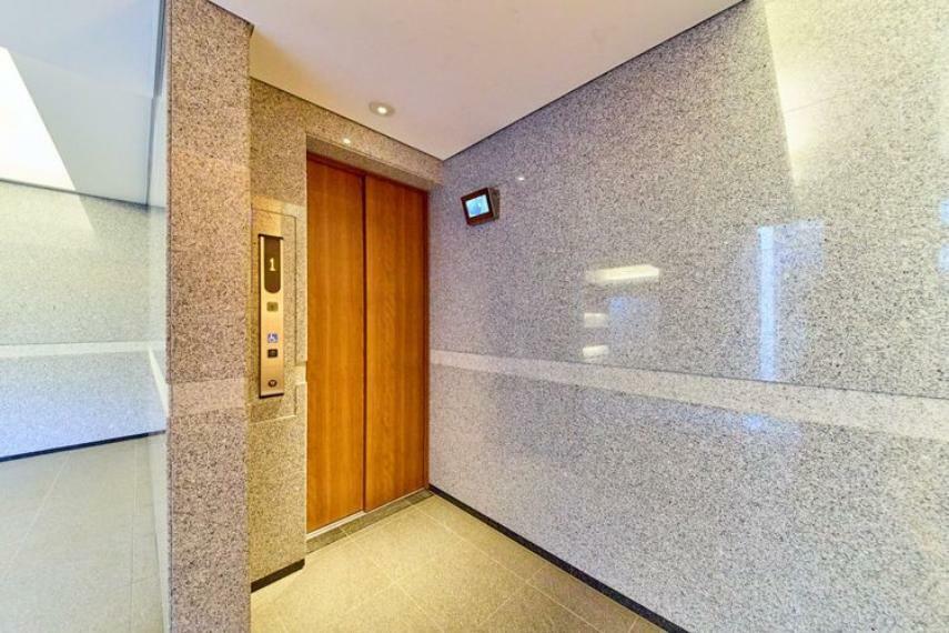 エレベーターは内部に防犯カメラ付き。
