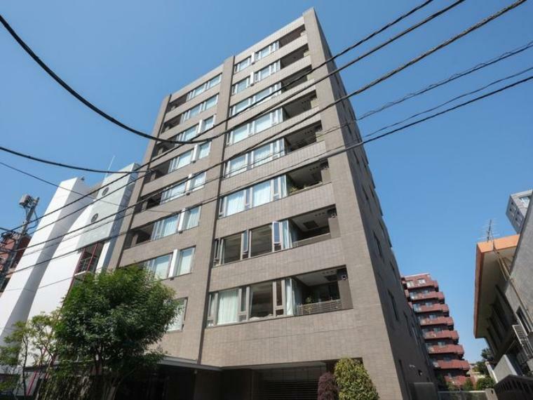 外観写真 千代田区六番町に佇む、平成20年築、総戸数85戸のハイグレードなマンションです。令和3年に共用部大規模修繕工事も行っています。