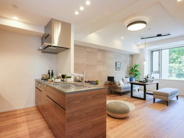 キッチン 上質なお部屋に溶け込む、木目調デザインの田中工藝製オープンキッチンです。住まいと暮らしにフィットするデザイン性と機能性を兼ね備えています。