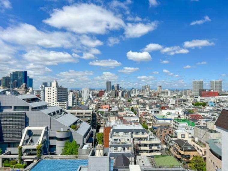 【眺望】新宿の街並みを見下ろす開けた眺望