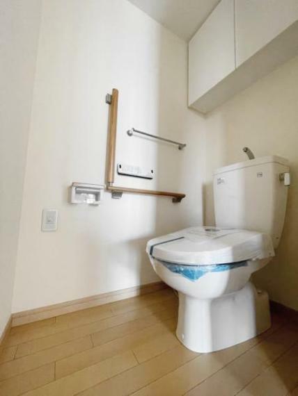 トイレ 吊戸棚にトイレットペーパーやお掃除道具などもスッキリ収納
