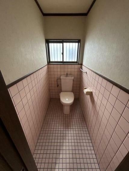 【リフォーム前】トイレ写真です。トイレは洗浄付きトイレに新品交換予定です。