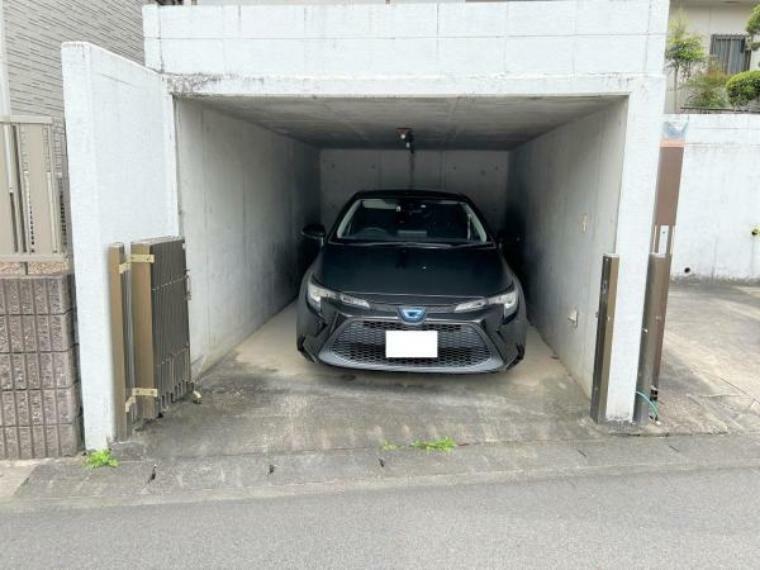 駐車場 【駐車場】1台分は車庫がついています。大切なお車を雨風から守ってくれます。