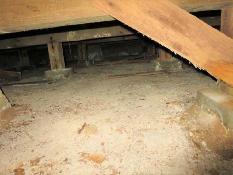 構造・工法・仕様 中古住宅の三大リスクである雨漏り、主要構造部分の欠陥や腐食、給排水管の漏水や故障を2年間保証します。その前提で床下まで確認の上でリフォームし、シロアリの被害調査と防除工事もおこないます。