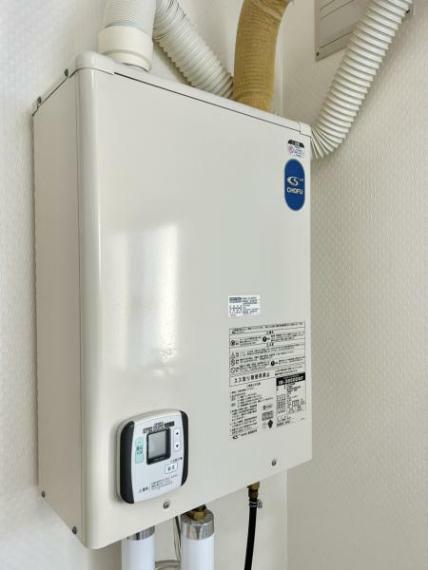 【灯油ボイラー】洗面所内には2011年制の灯油ボイラーが設置されております。