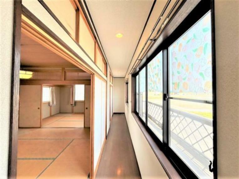構造・工法・仕様 【リフォーム中】2階の廊下です。壁天井のクロスを張り替えます。窓が多く採光バッチリなので洗濯物を干すスペースとしても活用できますね。