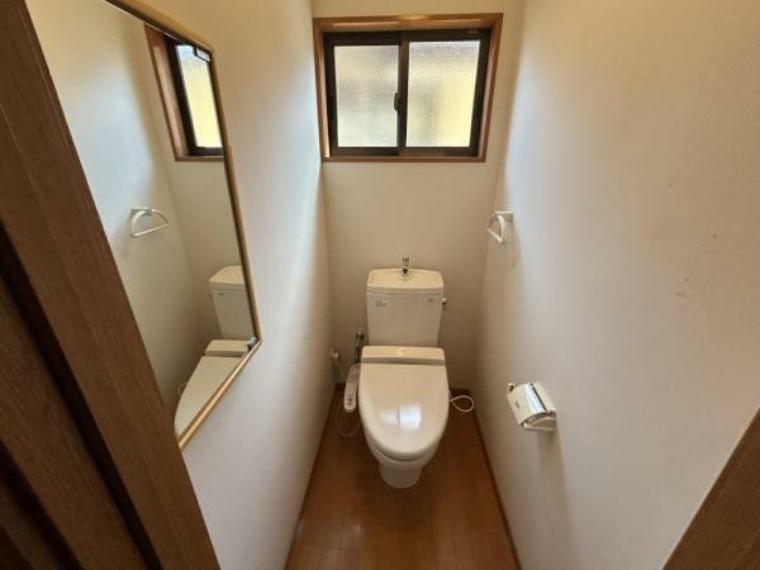 トイレ 二階のトイレ写真です。寝室から1階に降りなくてもトイレに行けるのは便利です。