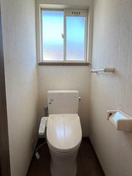 トイレ 【現況販売中】2階トイレの写真です。2階にもトイレがあると大家族でも安心ですね。