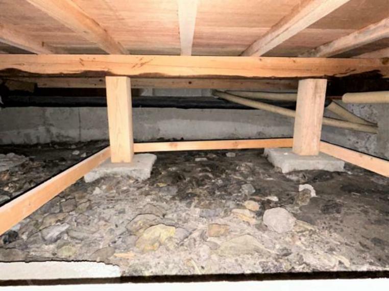 構造・工法・仕様 中古住宅の3大リスクである、雨漏り、主要構造部分の欠陥や腐食、給排水管の漏水や故障を2年間保証します。その前提で屋根裏まで確認の上でリフォームし、シロアリの被害調査と防除工事もおこないます。（写真は屋根裏を掲載する）