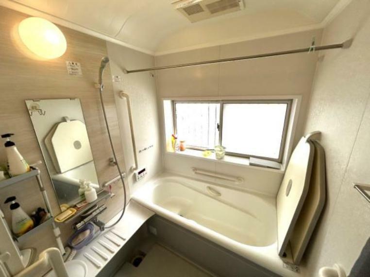 【浴室/リフォーム中】ユニットバスが設置されています。当社でクリーニングを行い給排水の点検も行います。