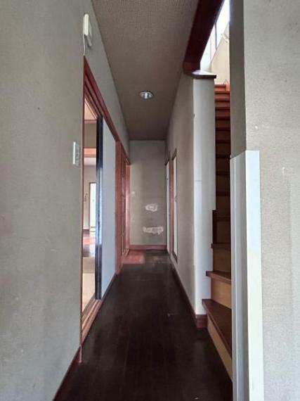 【リフォーム前/廊下】玄関から撮影した廊下の写真です。突き当たりにトイレ、玄関左手にリビング入口がございます。