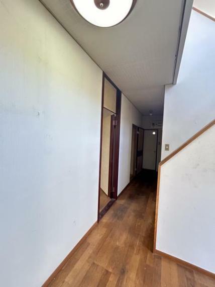 【リフォーム中/1階廊下（5/3撮影）】1階廊下はフローリング上張り、照明交換を行う予定です。階段下の収納もあり、掃除道具や日用品の収納に便利です。