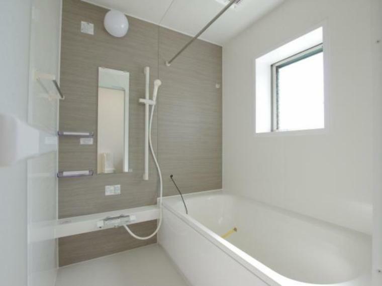 浴室 ユニットバスはハウステック製の1坪サイズを設置しました。1坪サイズなので浴槽が広く男性でも足を延ばして入浴することができます。