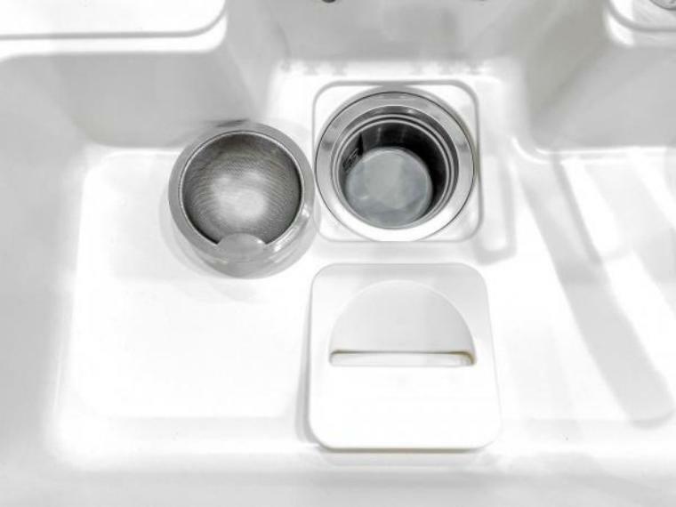 キッチン 】シンクの排水口のゴミかごは、油汚れやヌメリを浮かせて落とす親水性コートの効果で、すっきり清潔。すみずみまで洗いやすい丸い形状です。