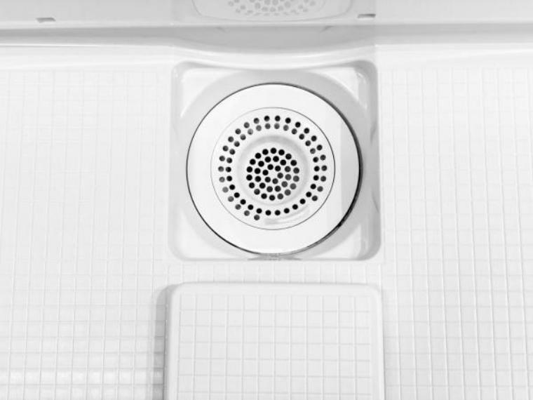 浴室 ポップアップ排水栓は浴槽エプロン面に横付けタイプ。エプロン面に付けることで、お掃除がしやすく、フロフタとの干渉を防ぎます。