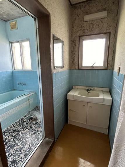 洗面化粧台 【リフォーム中】脱衣室は洗濯用水栓を設置し、壁と天井はクロスの張替えを行い、床はクッションフロアで仕上げます。