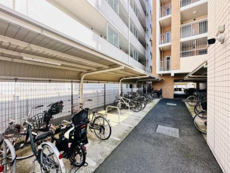 【敷地内駐輪場】マンションの建物内に確保されている駐輪場は台数も多く、雨や風からも愛車を守られるので、人気の設備になります。