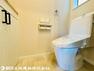 トイレ 白を基調とした室内は、明るい住空間を造り出すだけでなく、清潔感をもたらしてくれます。