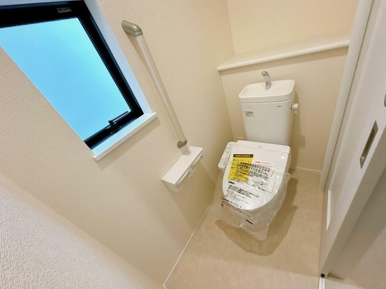 トイレ 温水洗浄機能付で清潔感のあるトイレ。採光面もあり明るく快適な空間です。